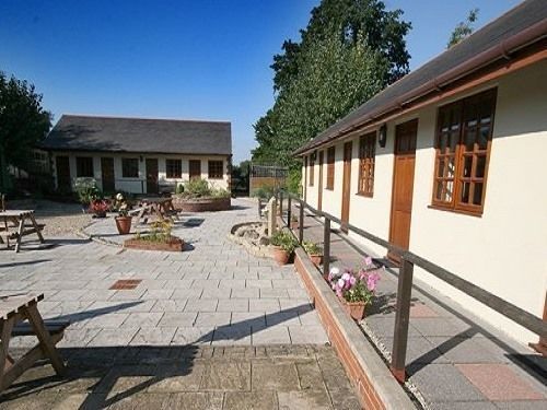 The Carpenters Arms Hotel South Marston Exterior photo