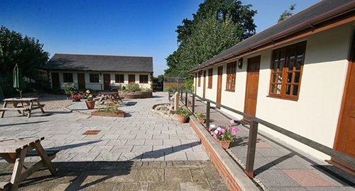 The Carpenters Arms Hotel South Marston Exterior photo