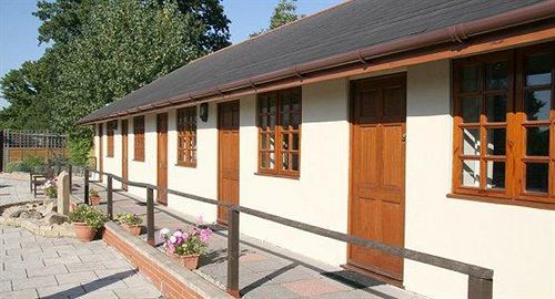 The Carpenters Arms Hotel South Marston Exterior photo