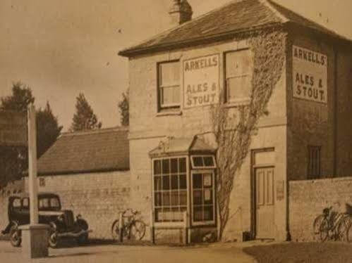 The Carpenters Arms Hotel South Marston Exterior photo