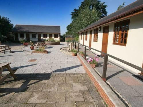 The Carpenters Arms Hotel South Marston Exterior photo