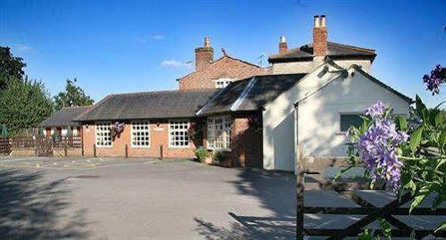 The Carpenters Arms Hotel South Marston Exterior photo